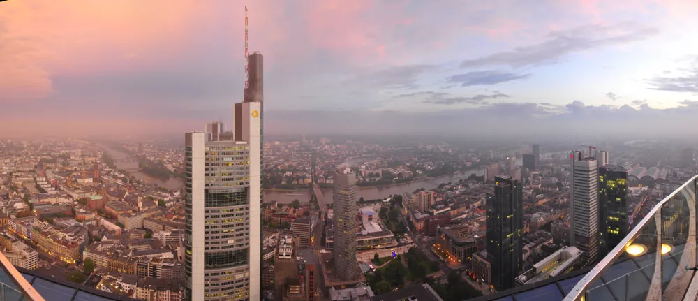 Blick über Frankfurt im warmen Abendlicht.